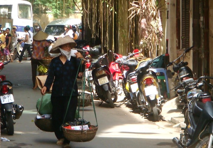 Vietnamese lady with Shoulder pole